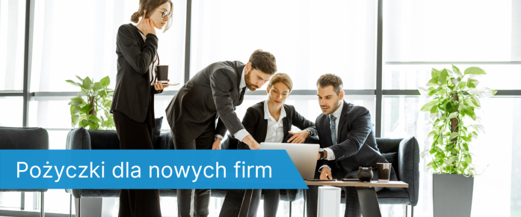 Cztery osoby w garniturach omawiające dane przy laptopie w jasnym, nowoczesnym biurze